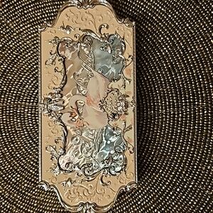 Flower knows white swan pallet